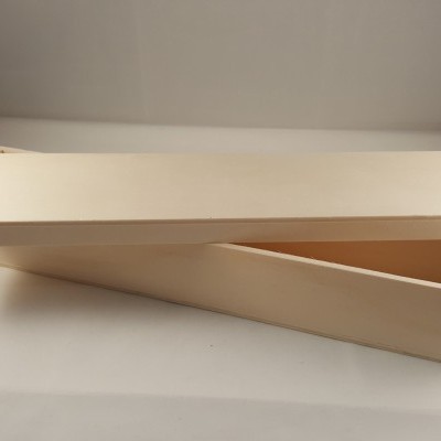 Caixa rectangular de madeira clara com tampa removível