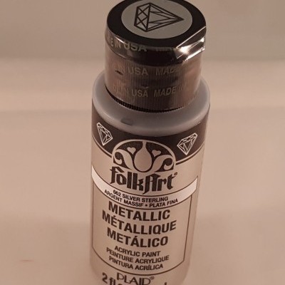 Frasco de tinta acrílica metallic prata da marca FolkArt de 59 ml