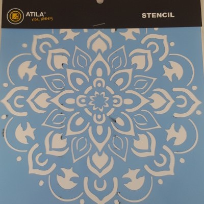 Stencil decorativo azul com padrão branco e embalagem preta