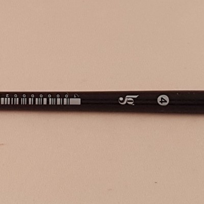 Pincel de pintura plano preto com cerdas bege e suporte metálico prateado