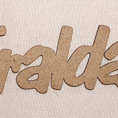 Palavra 'Fraldas' em madeira sobre tecido branco