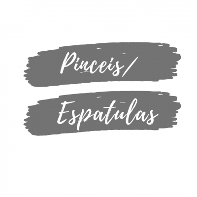 Texto manuscrito 'Pinceis/ Espátulas' em fundo cinzento pintado