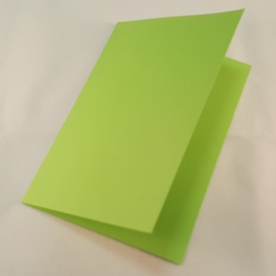 Cartão verde lima dobrado sobre superfície branca