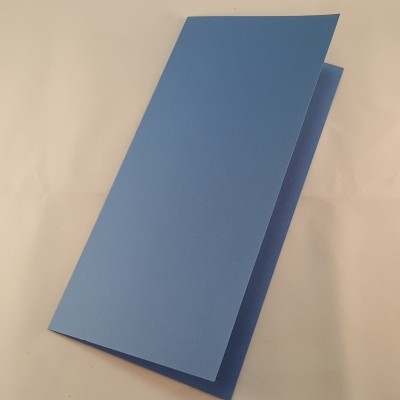 Papel azul dobrado ao meio