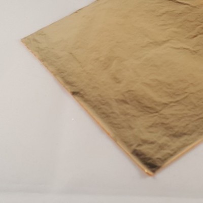 Folha metálica dourada com textura enrugada