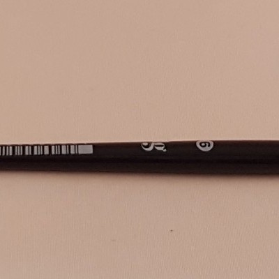 Pincel de ponta lisa com cabo preto e virola metálica