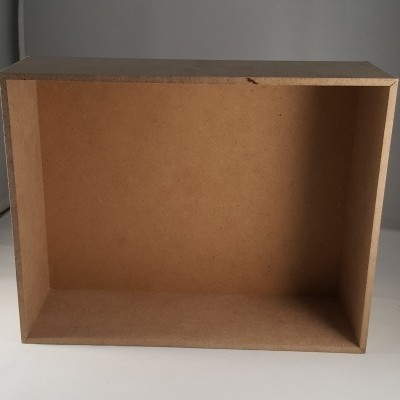 Caixa retangular aberta de madeira clara sobre superfície branca