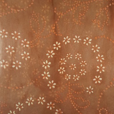Tecido castanho com padrão floral em laranja e creme