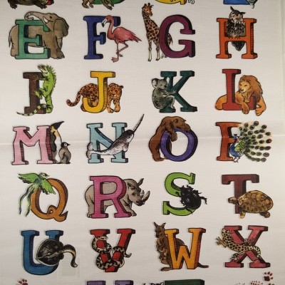 Alfabeto ilustrado com letras maiúsculas coloridas e animais correspondentes sobre fundo branco.