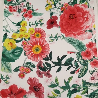 Estampa floral colorida com flores vermelhas, rosa, amarelas e verdes