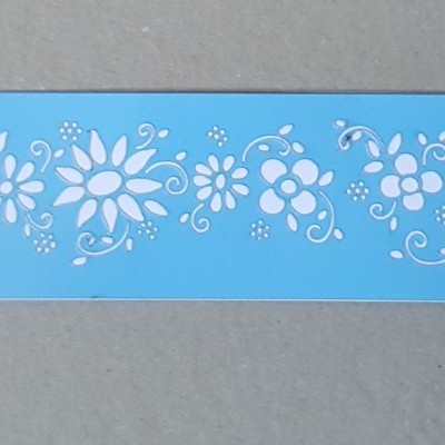 Estêncil azul com padrão floral e etiqueta preta ALTA STEEL