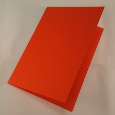 Cartão de papel laranja dobrado ao meio