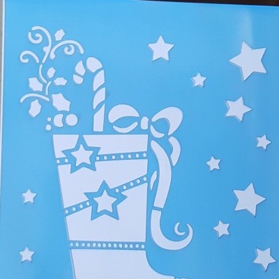 Stencil com desenho de bota decorativa e estrelas em azul e branco
