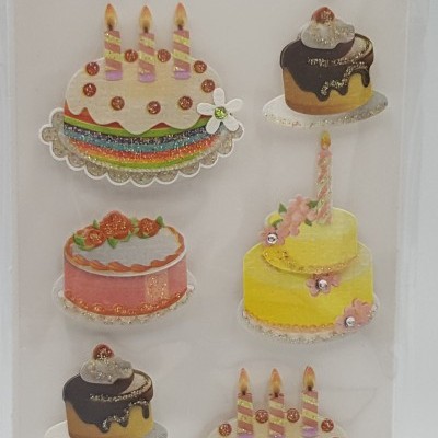 Autocolantes de bolos coloridos com velas e flores do pacote artoz