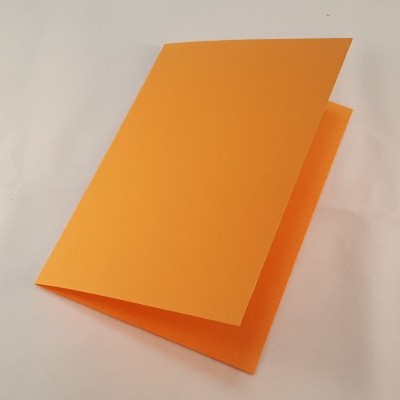 Folha de papel laranja dobrada ao meio