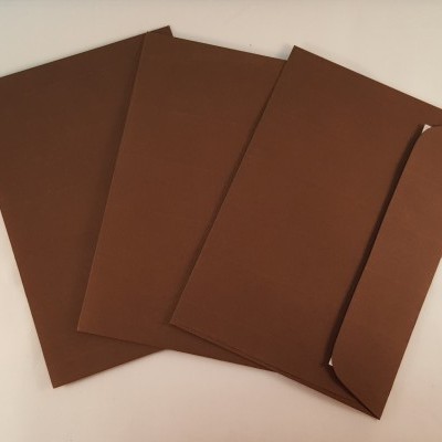 Quatro envelopes marrons de papel mostrados de frente e aberto um deles