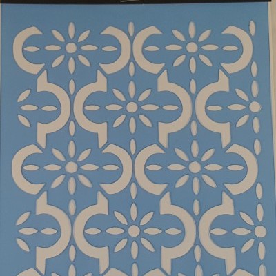 Stencil ATILA FOR HOBBY com padrão floral em branco sobre fundo azul