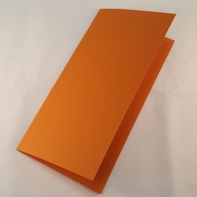 Cartão dobrado de papel laranja