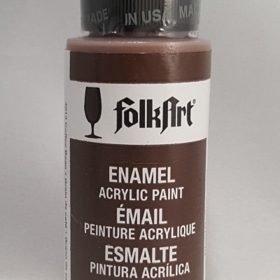 Frasco de tinta acrílica esmalte FolkArt de 59 ml com rótulo branco e castanho.