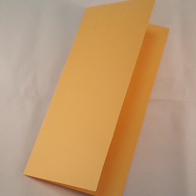 Papel amarelo dobrado ao meio