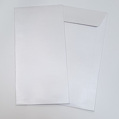 Dois envelopes brancos de papel, um aberto e outro fechado