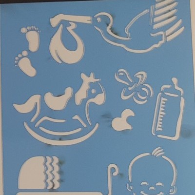 Stencil azul com recortes de desenhos de bebé e acessórios em branco