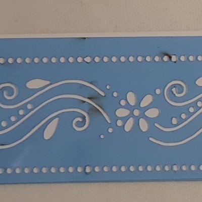 Estêncil azul com padrões brancos em embalagem preta