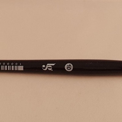 Pincel de pintura com cabo preto e ponta de cerdas castanhas