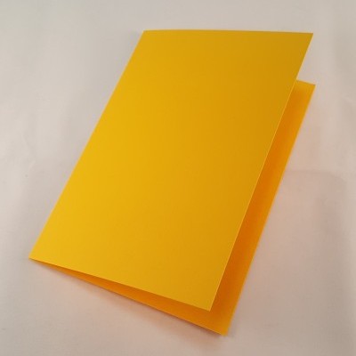 Cartolina dobrada amarela sobre fundo branco