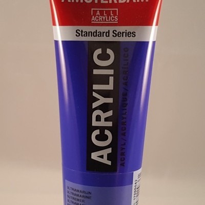 Tubo de tinta acrílica azul Ultramarine Amsterdam Standard Series