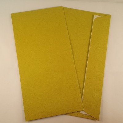 Dois envelopes amarelos, um fechado e outro aberto mostrando o interior branco.