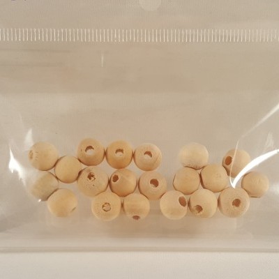 Saco plástico com contas de madeira clara redondas