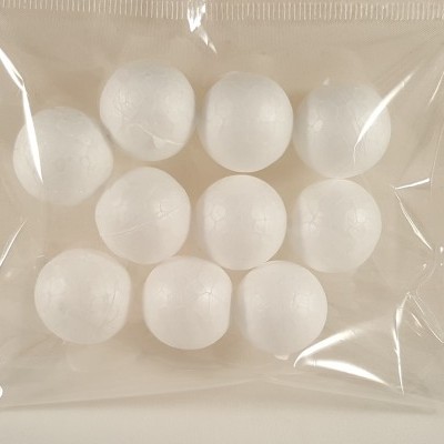 Pacote plástico transparente com dez bolas brancas de esferovite
