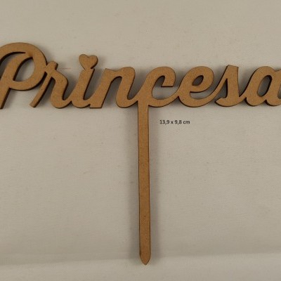 Decoração de madeira com a palavra Princesa em letra cursiva