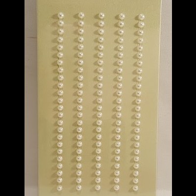 Cartão amarelo com cinco filas verticais de pérolas brancas alinhadas