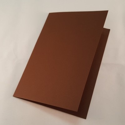 Cartão dobrado castanho em papel liso