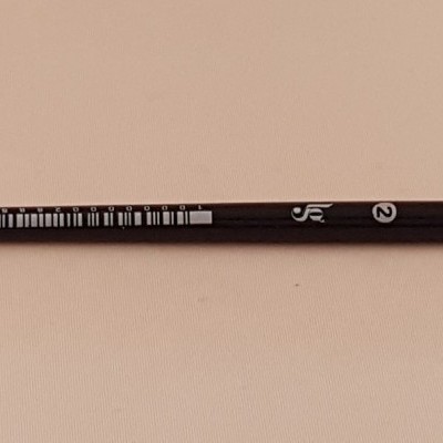 pincel de pintura com cabo preto e cerdas castanho-alaranjadas