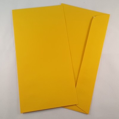 Dois envelopes amarelos, um aberto, sobre fundo branco.