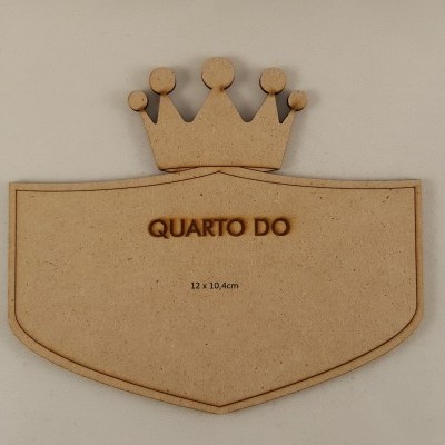 Placa decorativa em madeira com escudo e coroa com texto QUARTO DO