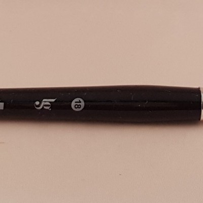 Pincel de pintura com cabo preto e cerdas castanho claro