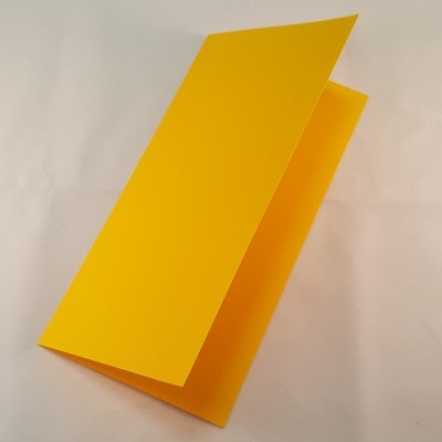 Folheto dobrado amarelo sobre fundo branco