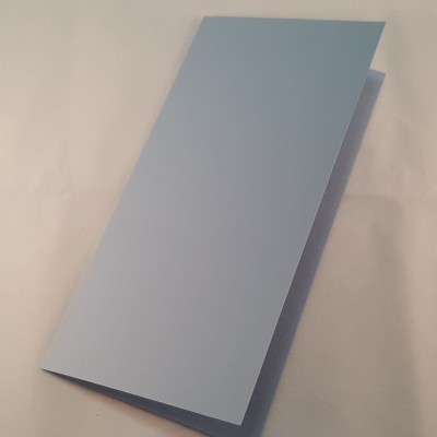 Folha de papel azul claro dobrada