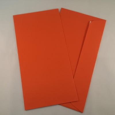 Dois envelopes de papel laranja sobre fundo branco