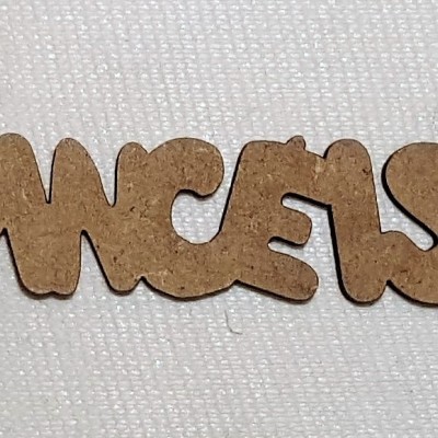 Palavra 'PANGELS' em letras de madeira sobre fundo branco.