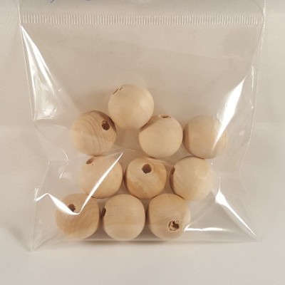 Dez contas de madeira clara numa embalagem plástica transparente