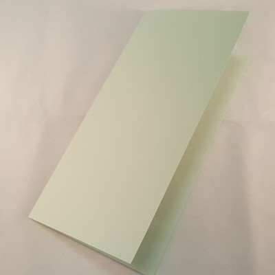 Cartão ou papel branco dobrado sobre fundo claro