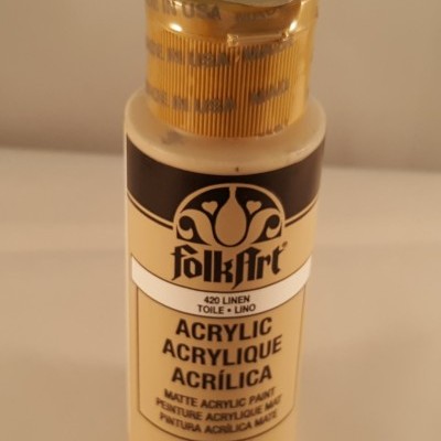 Tubo de tinta acrílica FolkArt cor 420 Linen com rótulo creme e preto