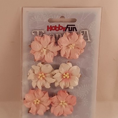 Pacote com seis flores decorativas de papel em tons de rosa e creme da marca Hobby Fun