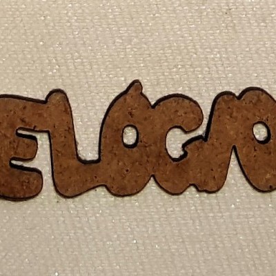 Palavra RELOGIOS em madeira castanha sobre fundo branco texturizado