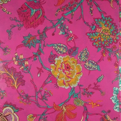 Tecido rosa com padrão floral colorido e ramos finos